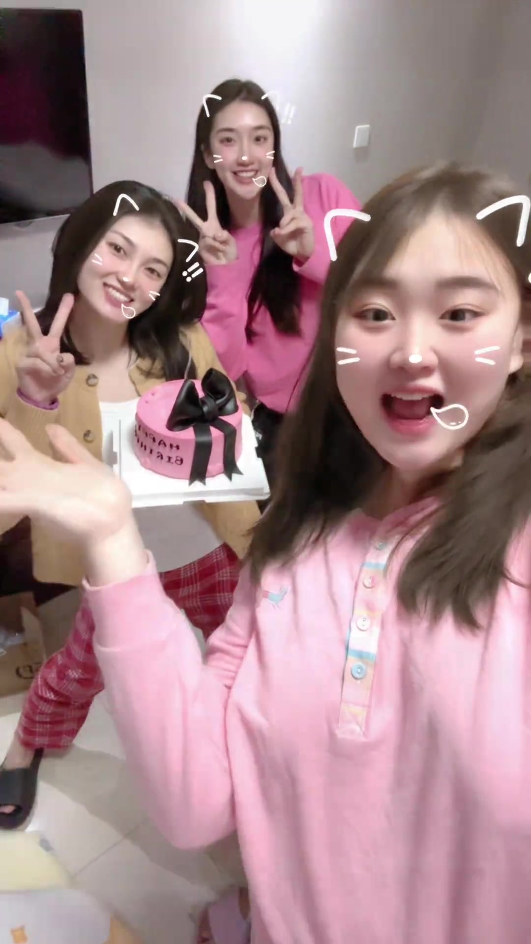 mk体育app官网刘禹彤晒与张敬一合影：队友你好 是不是最诚挚的生日礼物？