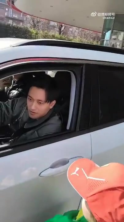 mk体育官方网站入口周冠宇在马拉内罗总部打卡下班，与车迷合影签名互动