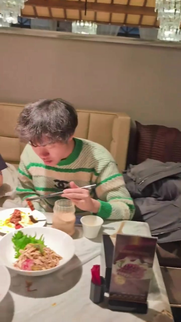 mksports体育BLG分享赛后聚餐视频：大家吃饱喝足，好好休息